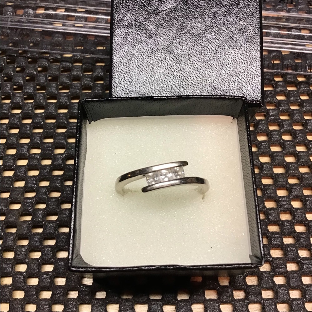 Woman’s ring - Picture 3 of 7